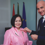 Chủ tịch Vietnam Fashion Week được trao tặng huân chương của Italia