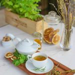 Thưởng trà hoa ngày xuân