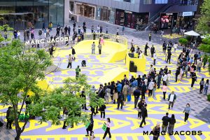 Marc Jacobs tôn vinh hoạ tiết monogram biểu tượng