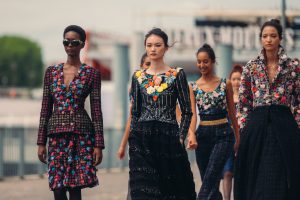 Tương phản và cân bằng trong Haute Couture Thu Đông 2023/24 của CHANEL