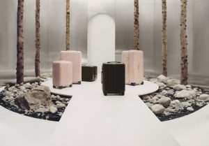 Vẻ đẹp mê hoặc của sự tương phản trong BST mới của RIMOWA