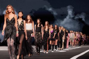Hoài niệm những thập niên cũ qua show diễn CHANEL Cruise 2023/24