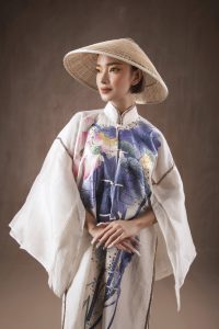 Châu Bùi phiêu với loạt áo dài sợi dứa của Vũ Việt Hà