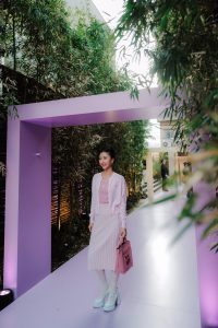 “Baby Fox” chào sân ở Seoul, Quỳnh Anh Shyn diện Maison Kitsuné tông hồng dễ thương