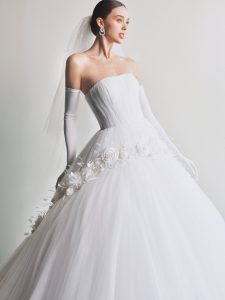 Lê Thanh Hòa khởi động mùa cưới 2024 với BST LOVE No.4