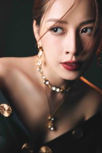 Gương mặt trang bìa