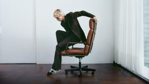 LOEWE làm mới giày búp bê với BST Ballet Runner 2.0