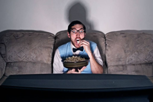 Mặt trái của “Binge-Watching”: Khiến bạn mất kết nối với thế giới thực