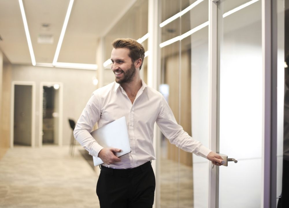 Khi đi công tác hoặc bay đường dài nên ưu tiên sự linh hoạt nhưng vẫn duy trì vẻ ngoài lịch sự