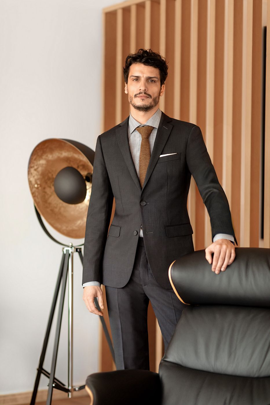 Suit được cắt may vừa vặn là lựa chọn phù hợp cho buổi tối trang trọng