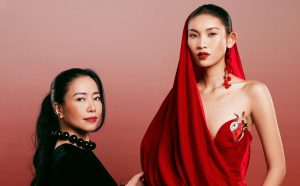 “Người đàn bà nhung lụa” trở lại Paris với bộ sưu tập mới