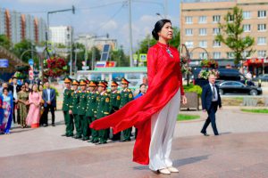 Phu nhân Ngô Phương Ly tỏa sáng trong tà áo dài thập niên 1930
