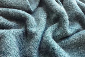Cashmere, Wool hay Acrylic: Chọn chất liệu giữ ấm và bền đẹp nhất mùa lạnh