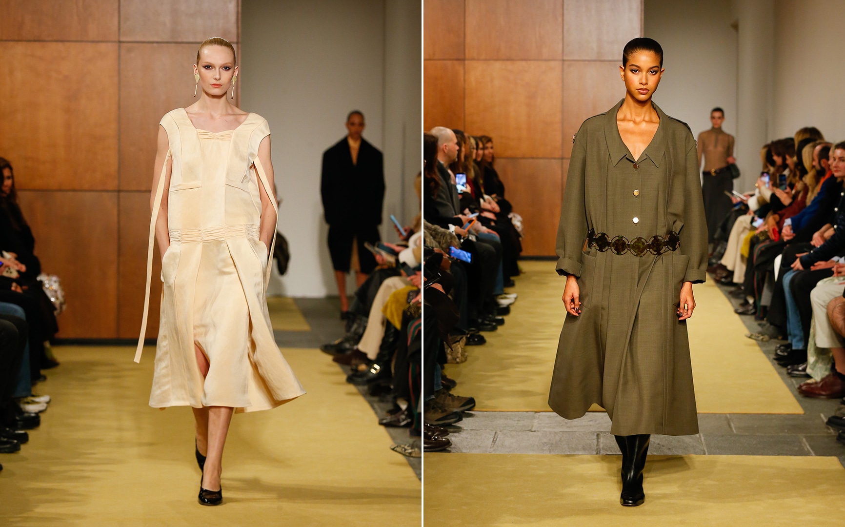 Hai người mẫu trình diễn trang phục mới của Tory Burch trên sàn diễn thời trang