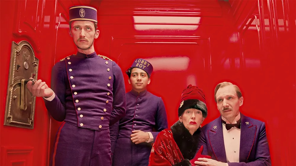 Nhân vật trong phim Grand Budapest Hotel đứng trong thang máy đỏ rực