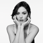 Gracie Abrams là gương mặt đại diện mới của dòng nước hoa COCO MADEMOISELLE CRUSH ABSOLU