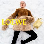 LOEWE Thu Đông 2026: Cuộc phiêu lưu của sắc màu giữa nền tuyết trắng